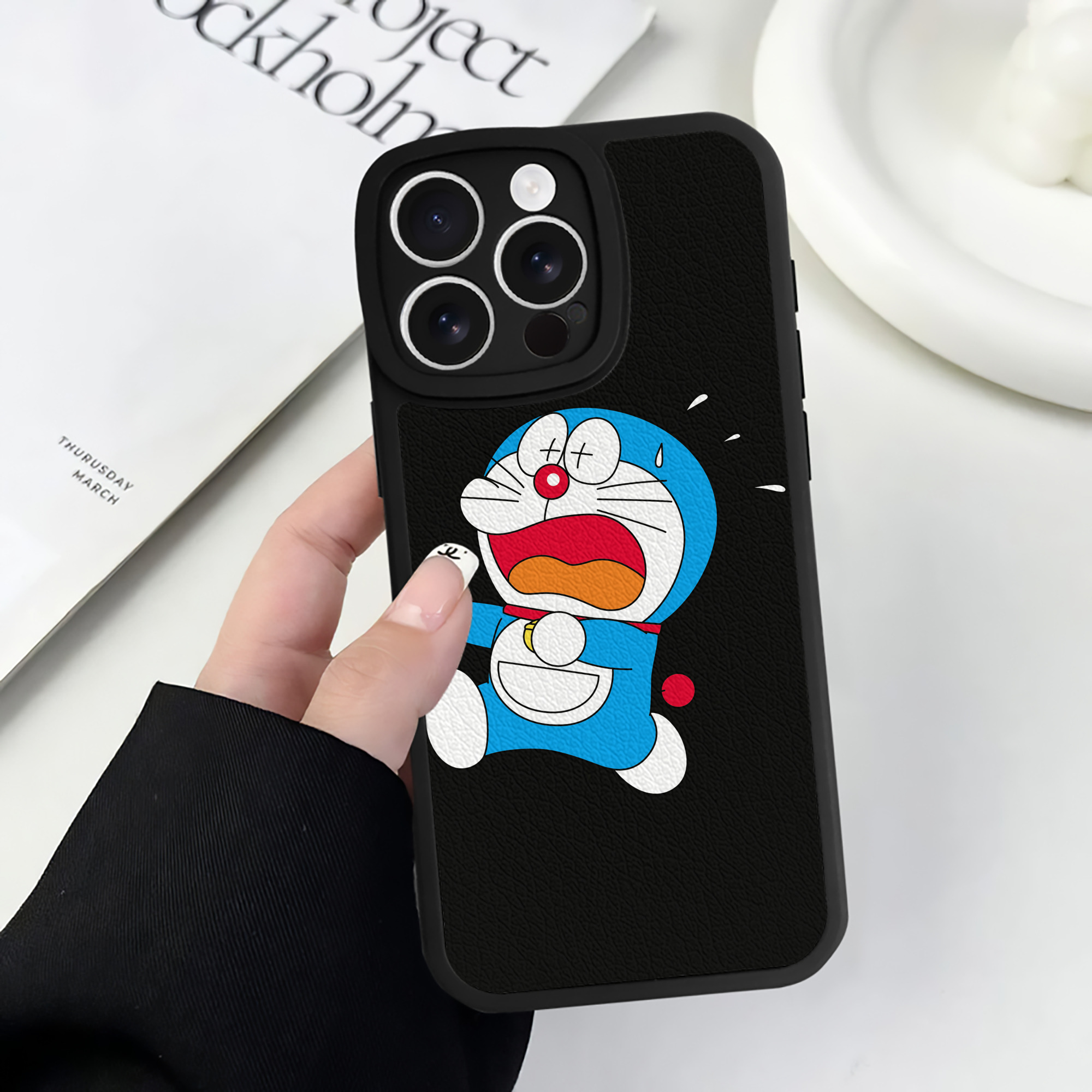 （画像用） ドラえもん Doraemon 【iPhone 16シリーズ対応】シリコンスマホケース（レザー調） 材質：シリコン
